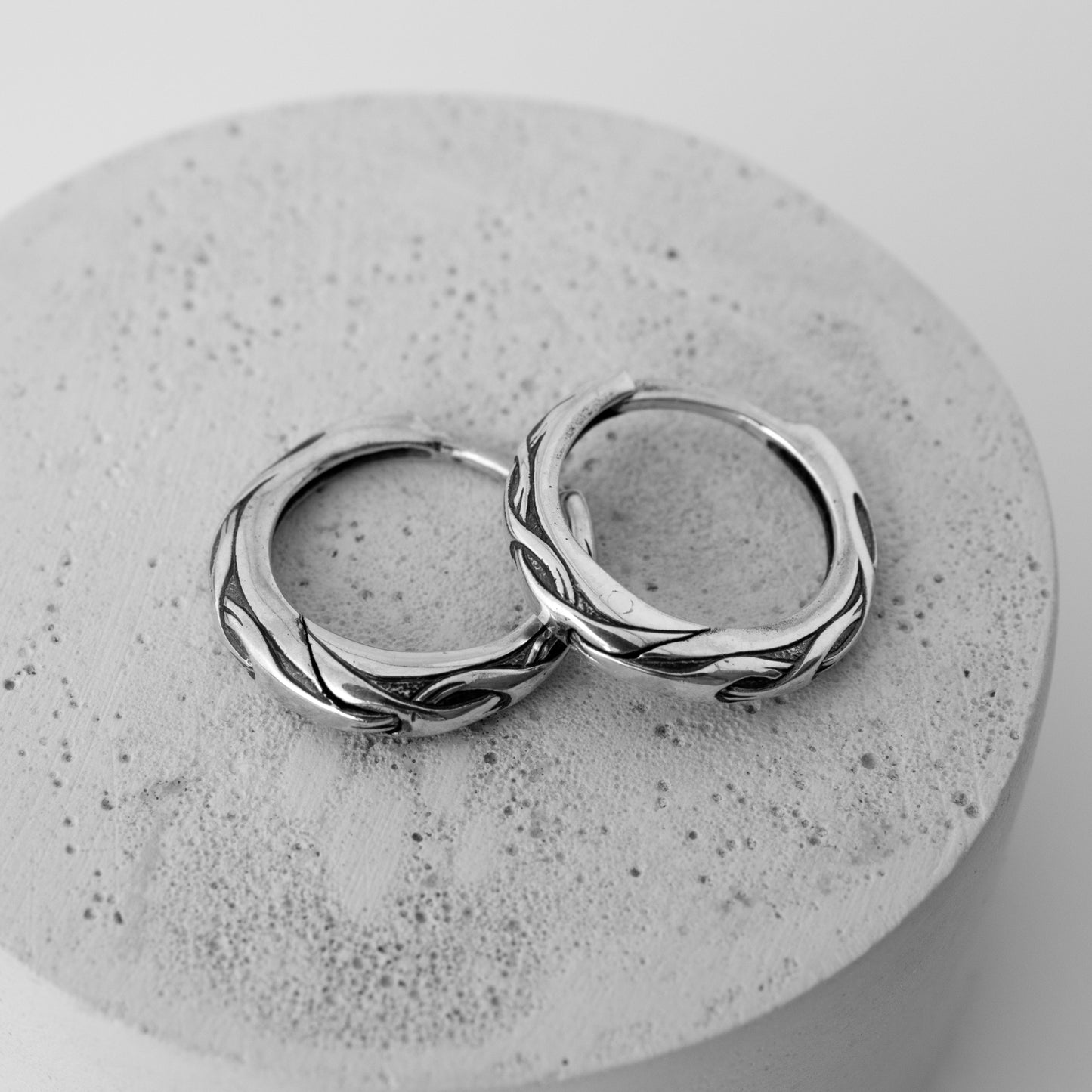 Silver hoop earrings with waved unique ornament for men or women